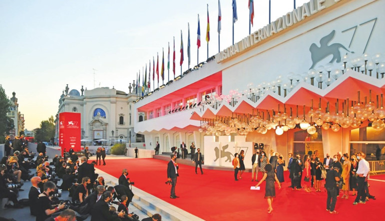 Özge Gürel Venedik’te göz kamaştıracak