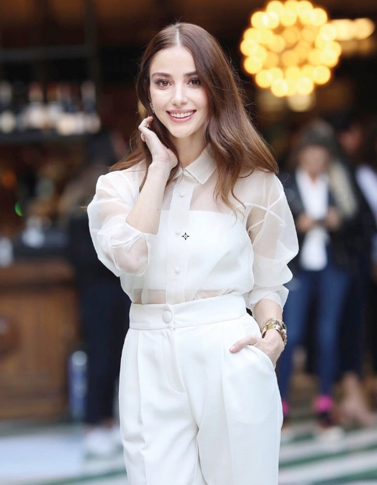 Özge Gürel Venedik’te göz kamaştıracak