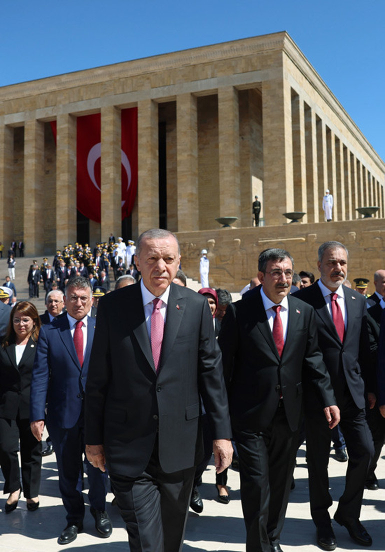 30 Ağustos Zaferinin 101. yılı... Cumhurbaşkanı Erdoğandan Anıtkabire ziyaret: Türkiye Yüzyılı vizyonumuzu hayata geçiriyoruz