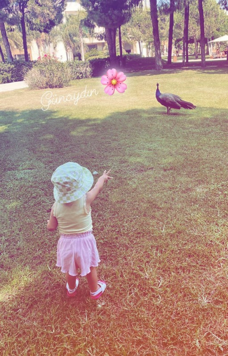 Ünlü oyuncudan  17 günlük oğlu ile ilk poz