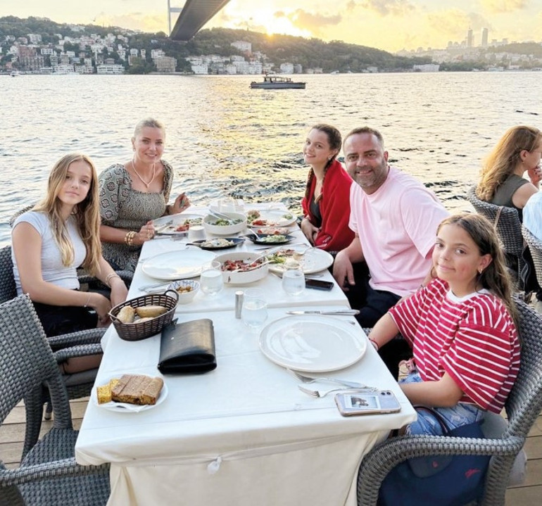 Dizideki kızıyla  aşk yaşıyor