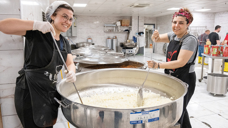 Gastronomi nobeli’ni alan Mardinli Ebru Şef… Bizi minimal tabaklar değil kazanla pişen yemekler doyurur