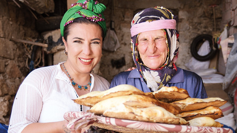 Gastronomi nobeli’ni alan Mardinli Ebru Şef… Bizi minimal tabaklar değil kazanla pişen yemekler doyurur