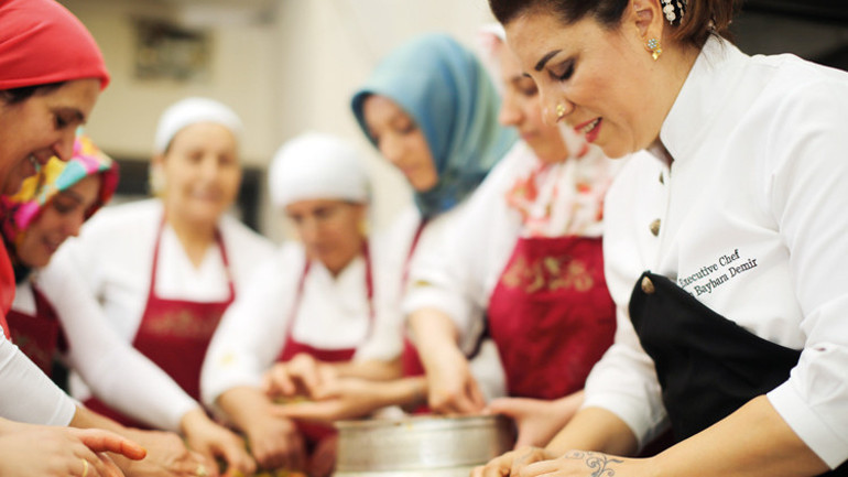 Gastronomi nobeli’ni alan Mardinli Ebru Şef… Bizi minimal tabaklar değil kazanla pişen yemekler doyurur