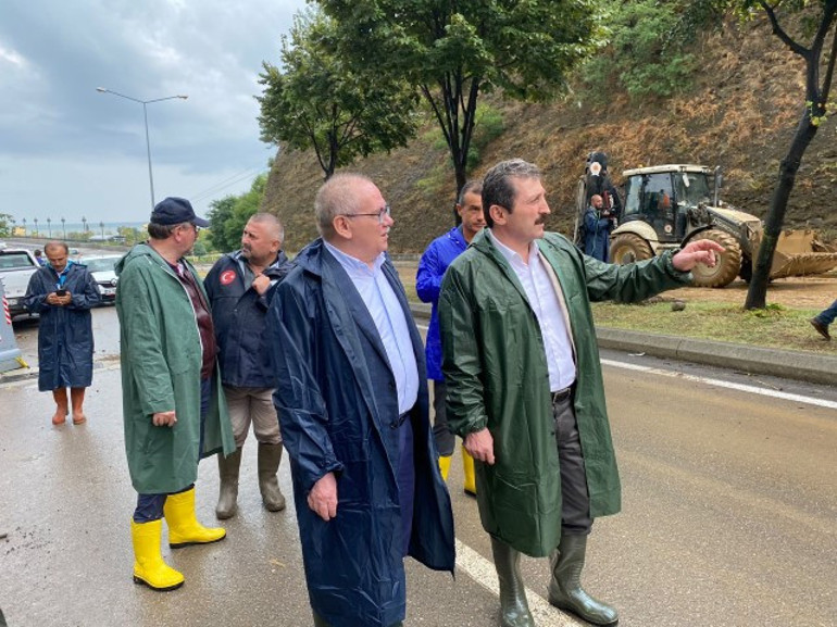 Samsunda yollar göle döndü; ev ve iş yerlerini su bastı... Otobüs ve tramvay seferleri iptal edildi