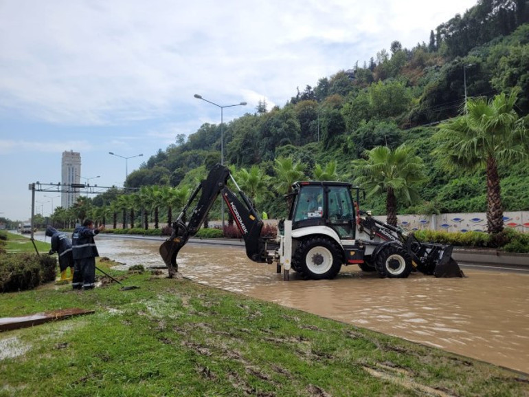 Samsunda yollar göle döndü; ev ve iş yerlerini su bastı... Otobüs ve tramvay seferleri iptal edildi