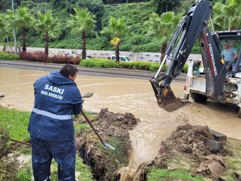 Samsunda yollar göle döndü; ev ve iş yerlerini su bastı... Otobüs ve tramvay seferleri iptal edildi