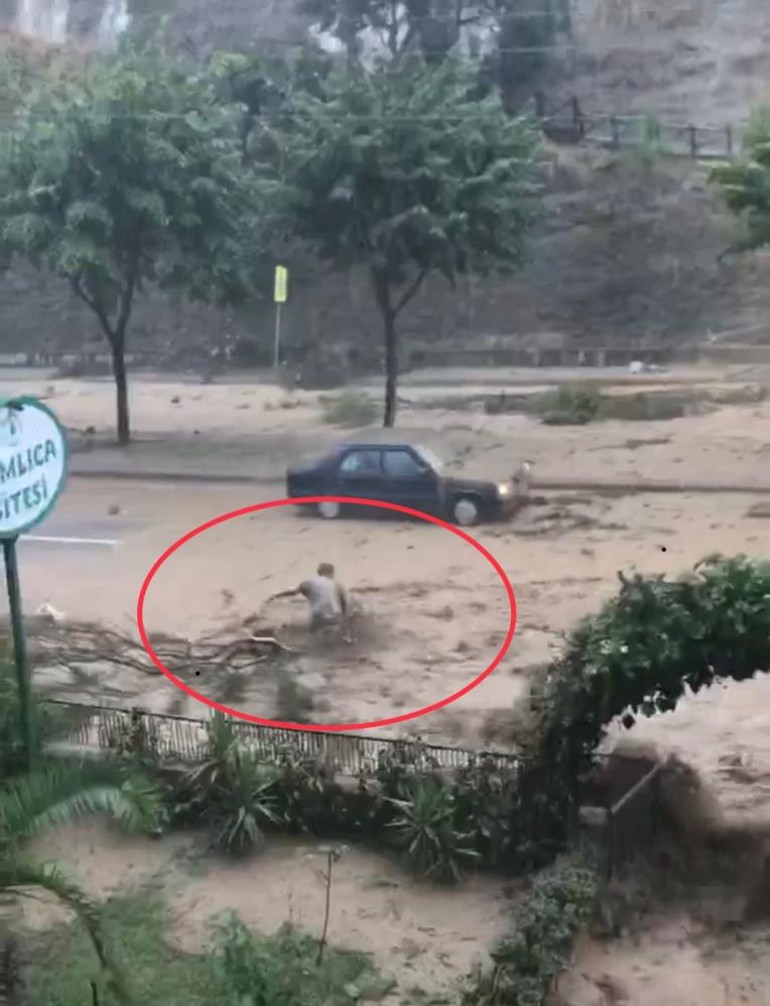 Samsunda yollar göle döndü; ev ve iş yerlerini su bastı... Otobüs ve tramvay seferleri iptal edildi