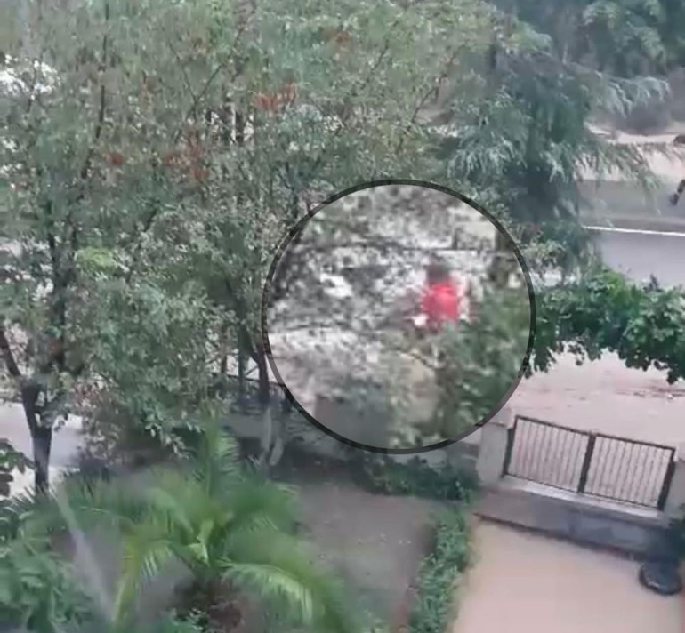 Samsunda yollar göle döndü; ev ve iş yerlerini su bastı... Otobüs ve tramvay seferleri iptal edildi