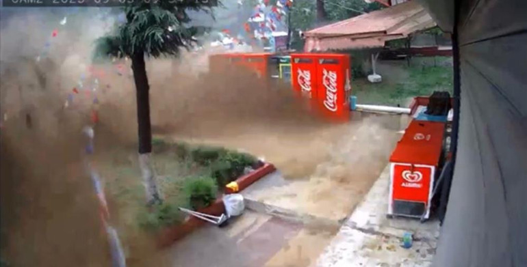 Samsunda yollar göle döndü; ev ve iş yerlerini su bastı... Otobüs ve tramvay seferleri iptal edildi