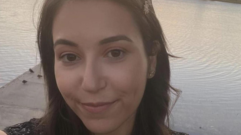 Her şey basit bir karın ağrısı ile başladı... Gerçeği öğrenince hayatı altüst oldu 22 yaşında yürümeyi yeniden öğrenmek zorunda kaldı