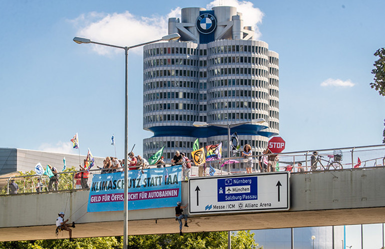 İki aktivist gruptan eş zamanlı eylem