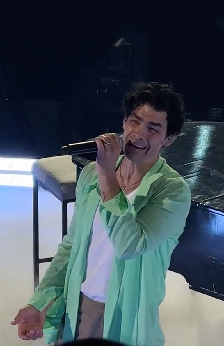 Ünlü çiftin boşanacağı iddia edilmişti… Çıkardığı alyans parmağına geri döndü: Sahnede karısı için aşk şarkısı söyledi