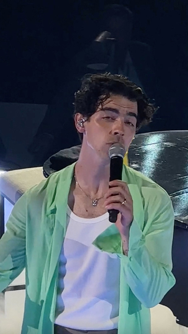 Ünlü çiftin boşanacağı iddia edilmişti… Çıkardığı alyans parmağına geri döndü: Sahnede karısı için aşk şarkısı söyledi