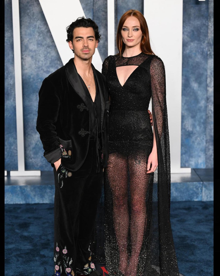 Ünlü çiftin boşanacağı iddia edilmişti… Çıkardığı alyans parmağına geri döndü: Sahnede karısı için aşk şarkısı söyledi