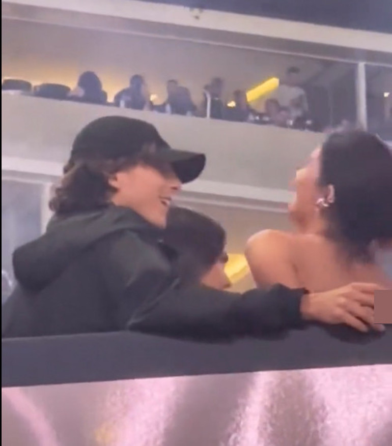 Aşkın ilk fotoğrafı Aylardır sevgili oldukları iddia ediliyordu: Konserde böyle yakalandılar