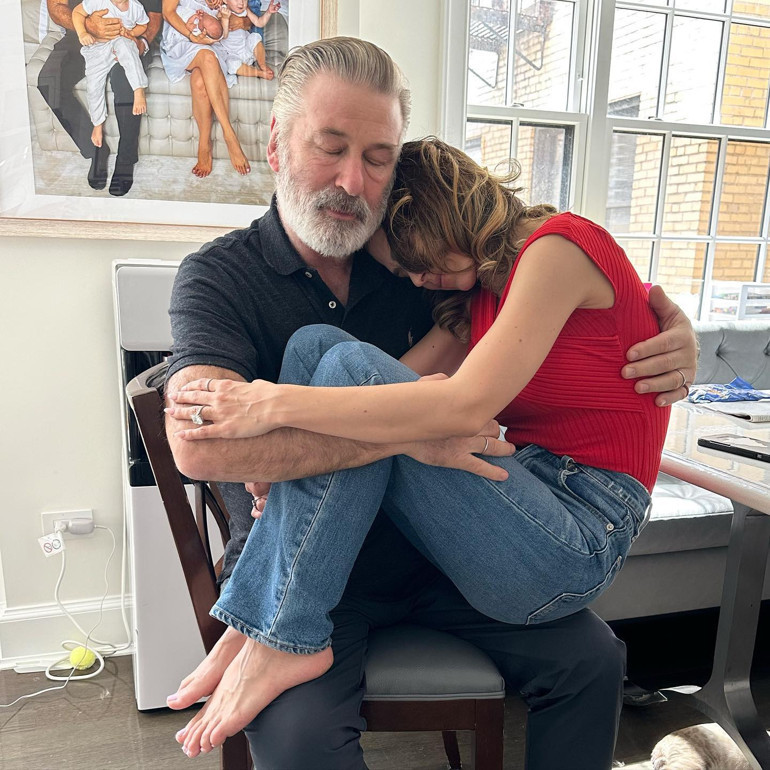 Yedi çocuklu ünlü çift hep birlikte sokağa çıktı, gören şaşkına döndü: Tam bir çeteye benzedik