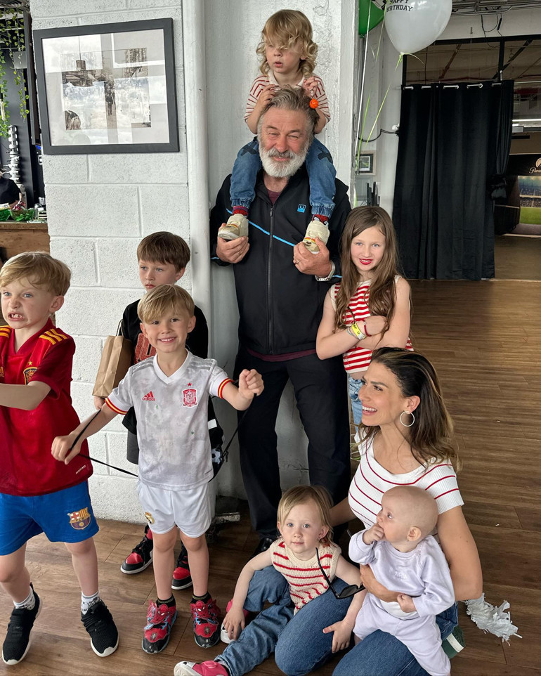 Yedi çocuklu ünlü çift hep birlikte sokağa çıktı, gören şaşkına döndü: Tam bir çeteye benzedik