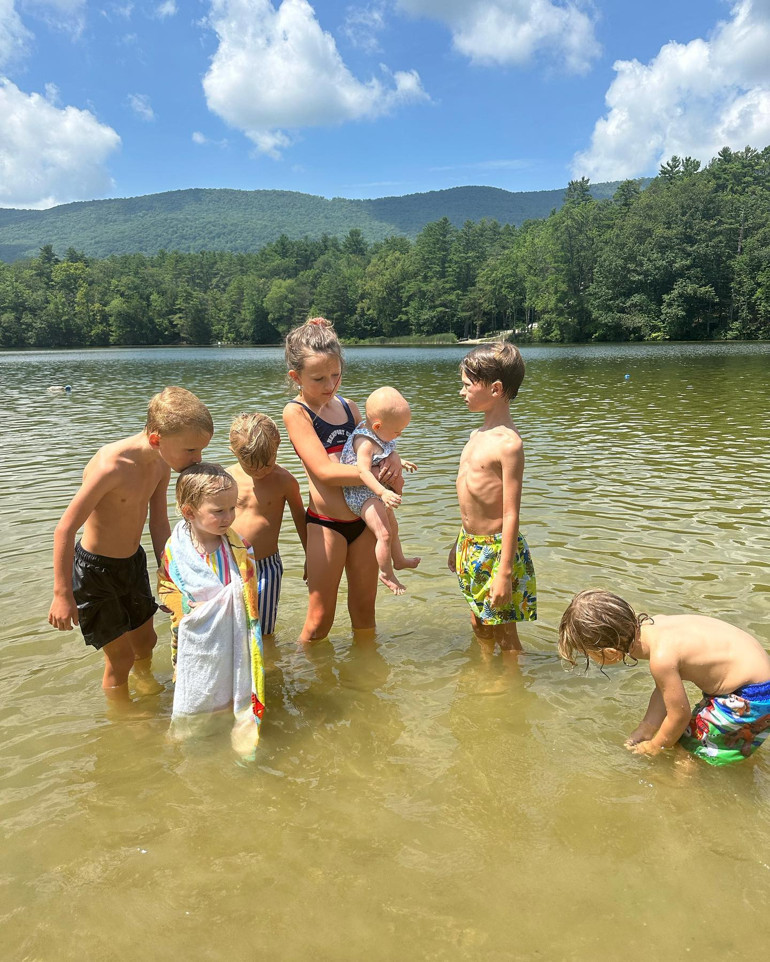 Yedi çocuklu ünlü çift hep birlikte sokağa çıktı, gören şaşkına döndü: Tam bir çeteye benzedik