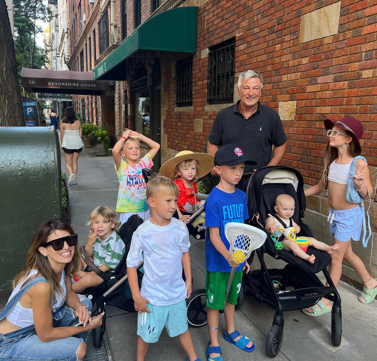 Yedi çocuklu ünlü çift hep birlikte sokağa çıktı, gören şaşkına döndü: Tam bir çeteye benzedik