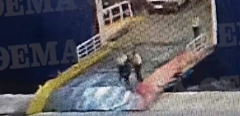 Komşuyu ayağa kaldıran görüntüler: Geç kalan adamı feribottan aşağı attılar Sosyal medyada öfke: Bu bir cinayet...