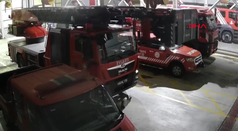 Kahramanmaraş depremlerinden yeni görüntü ortaya çıktı: 16 tonluk itfaiye aracı böyle sallanmış