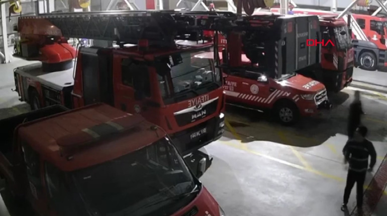 Kahramanmaraş depremlerinden yeni görüntü ortaya çıktı: 16 tonluk itfaiye aracı böyle sallanmış