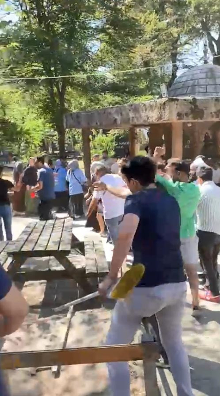 Türbede anahtar kavgası: Tekme ve yumruklarla birbirlerine girdiler