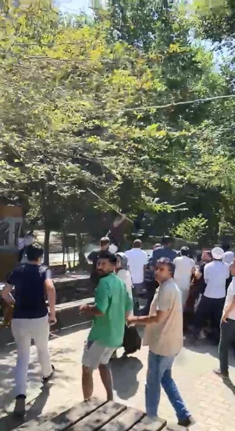 Türbede anahtar kavgası: Tekme ve yumruklarla birbirlerine girdiler