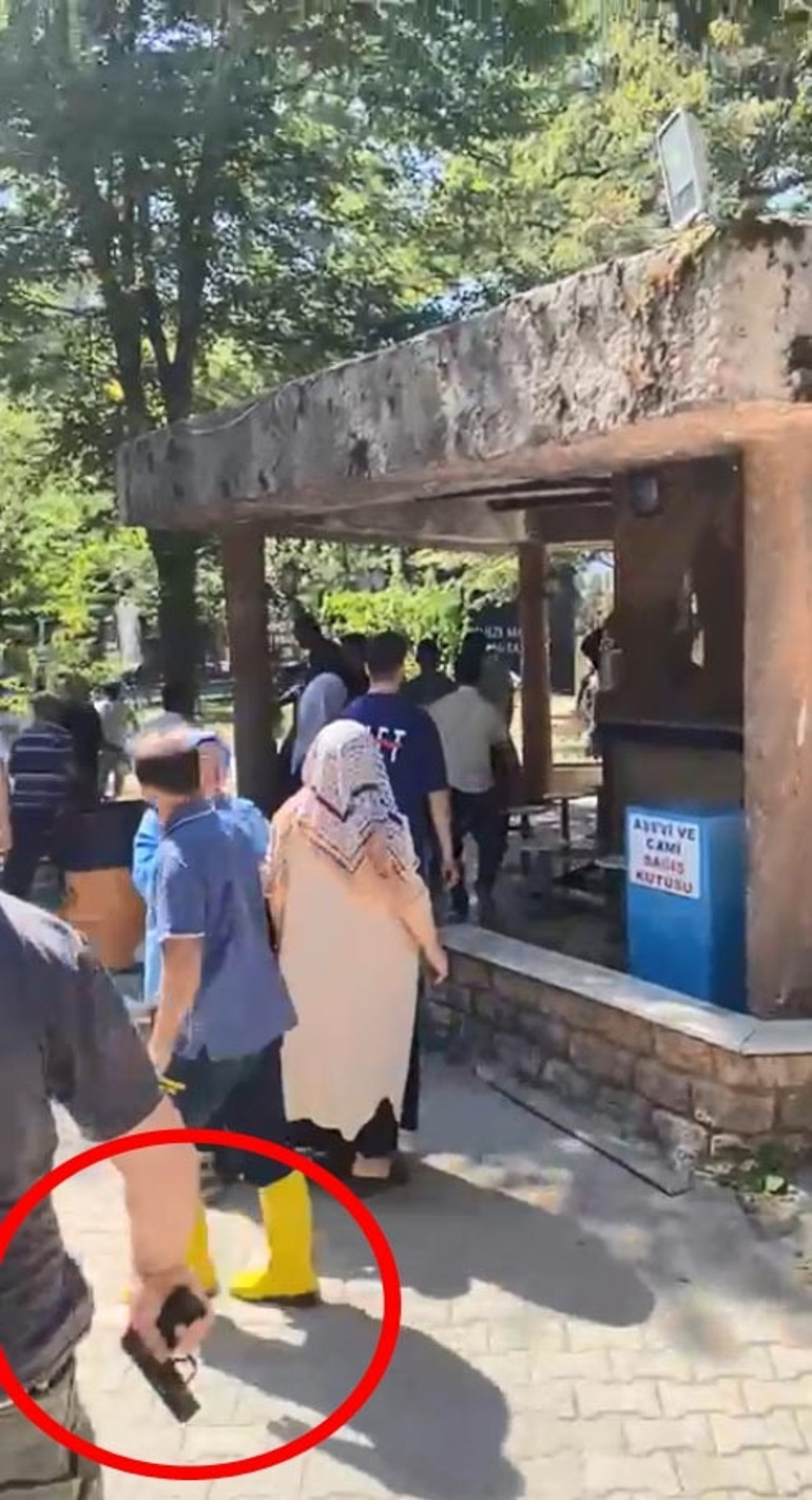Türbede anahtar kavgası: Tekme ve yumruklarla birbirlerine girdiler