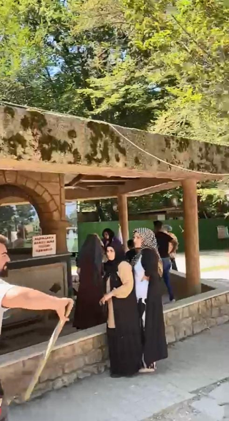 Türbede anahtar kavgası: Tekme ve yumruklarla birbirlerine girdiler