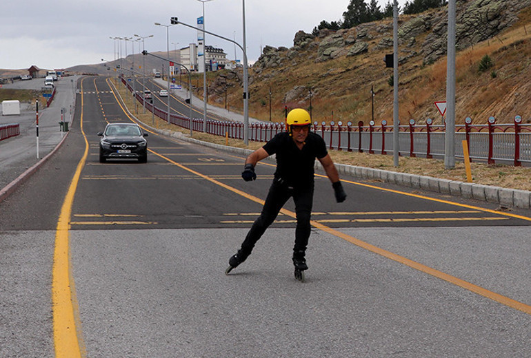 Erciyes’ten şehir merkezine patenle indi