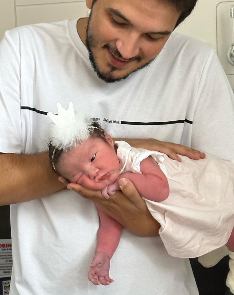 Doğum sonrası ilk fotoğraf... 4 Kasım 2025... Hoş geldin oğlum