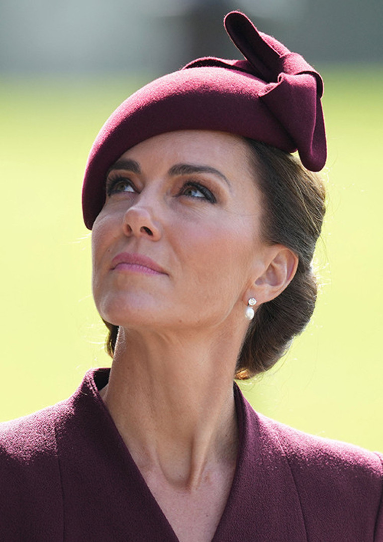 Kendisi gülümsedi, küpeleri ağladı: Kate yine saygıda kusur etmedi