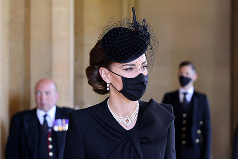 Kendisi gülümsedi, küpeleri ağladı: Kate yine saygıda kusur etmedi
