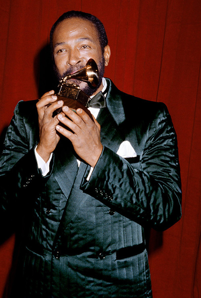 Dur diye yalvardı, dinlemedi: Nişanlısını utandırdı