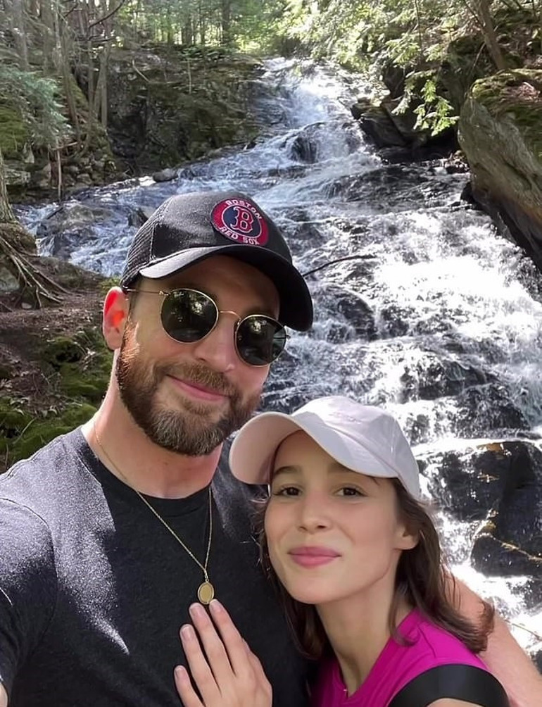 Ünlü oyuncudan sürpriz nikah Evde evlendiler: İçeri cep telefonu sokmadılar