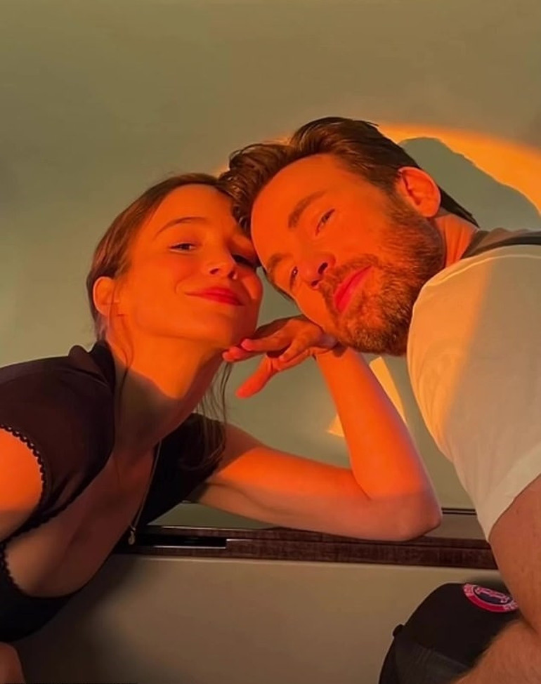 Ünlü oyuncudan sürpriz nikah Evde evlendiler: İçeri cep telefonu sokmadılar