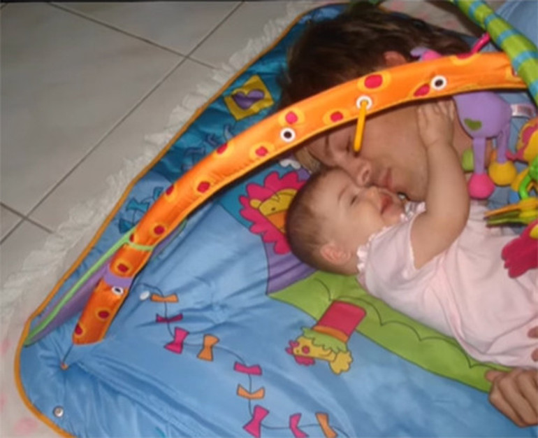 Annesini bebekken kaybetti... Babası DNA testiyle bulundu... İki kişilik hayatında küçük mutluluklara tutunuyor