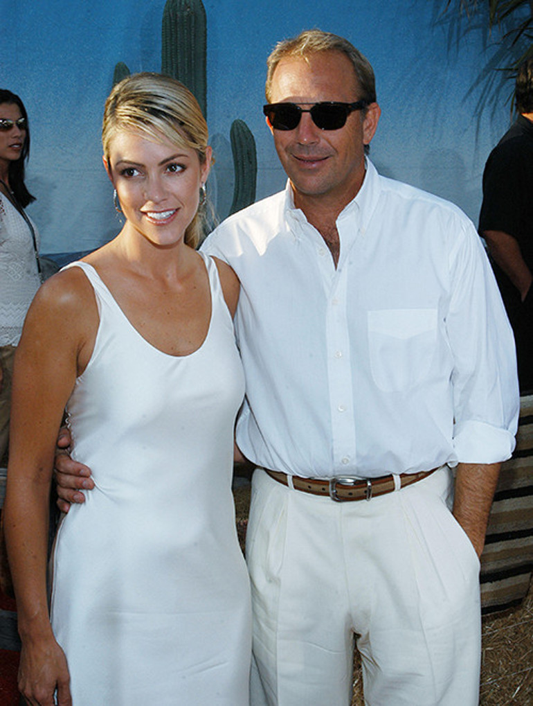 Evliyken aldatma iddiaları bitmiyor... Yan yana oturuyorlardı.. Adamın eli, kadının dizindeydi