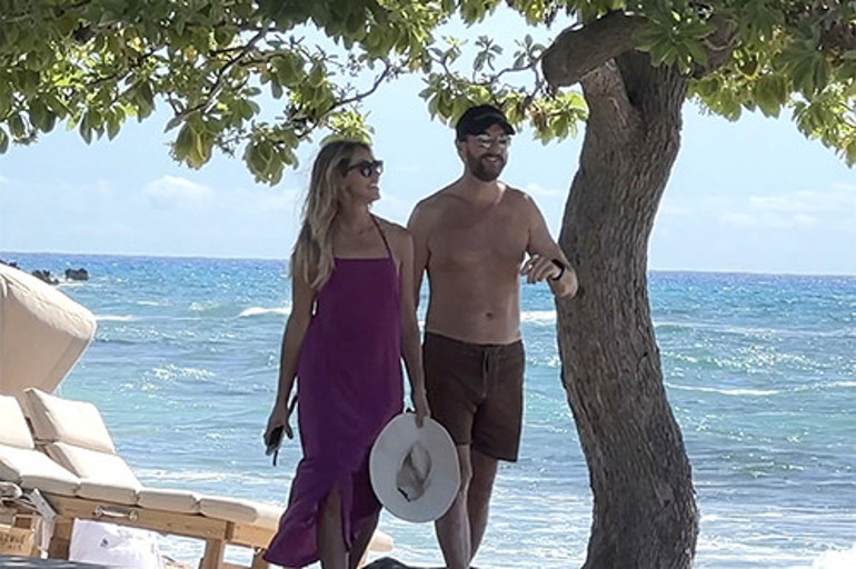 Evliyken aldatma iddiaları bitmiyor... Yan yana oturuyorlardı.. Adamın eli, kadının dizindeydi