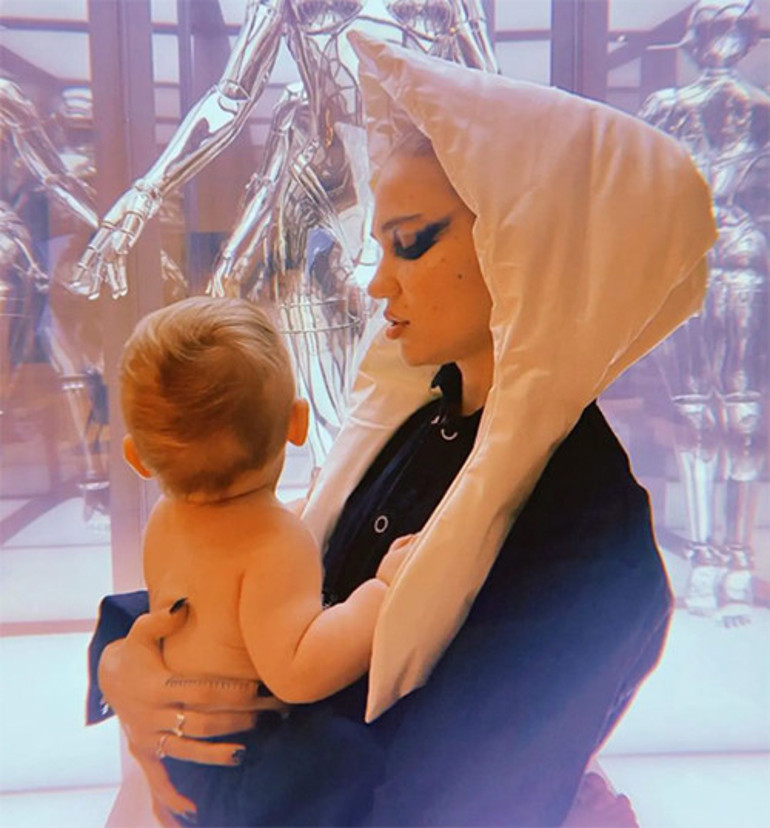 Elon Musk bunu da yapmış: Sevgilisi doğum yaparken fotoğraflarını çekip babasına, erkek kardeşlerine ve arkadaşlarına göndermiş