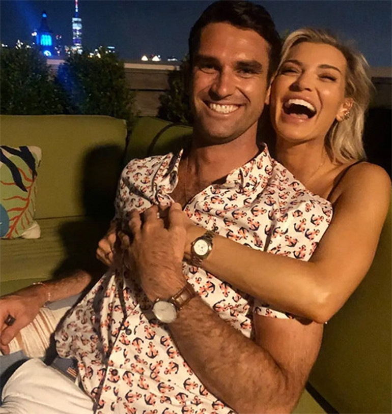 Ünlü çiftten şok ayrılık haberi... Düğüne iki ay kala nişanı attılar... Gelinliği bile dolapta asılı kaldı