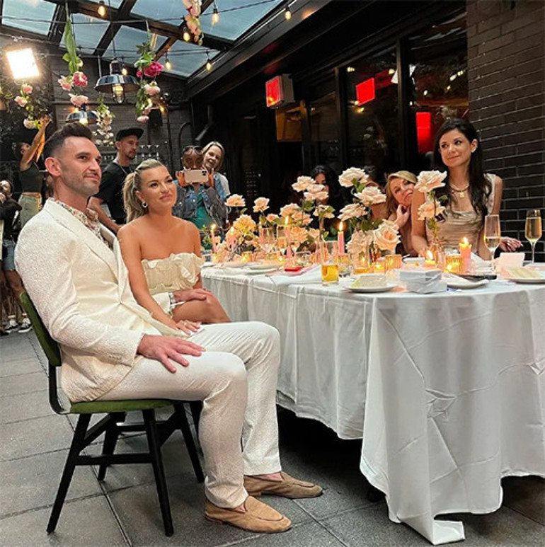 Ünlü çiftten şok ayrılık haberi... Düğüne iki ay kala nişanı attılar... Gelinliği bile dolapta asılı kaldı