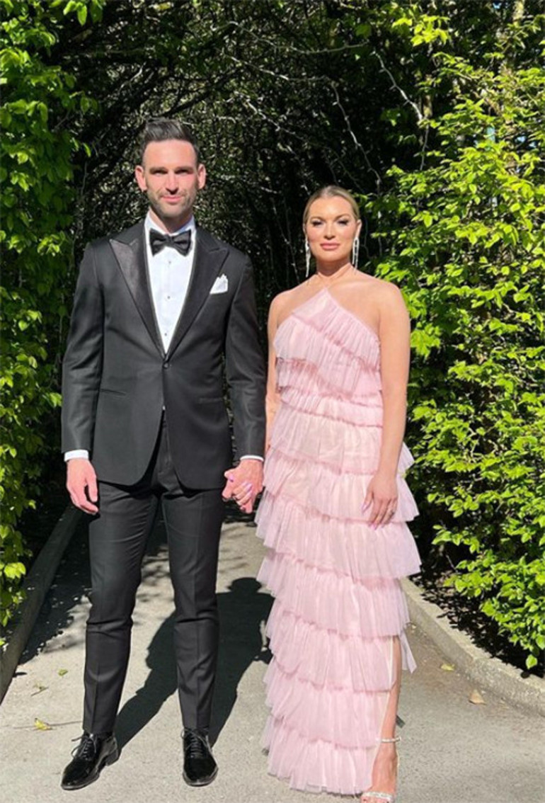 Ünlü çiftten şok ayrılık haberi... Düğüne iki ay kala nişanı attılar... Gelinliği bile dolapta asılı kaldı