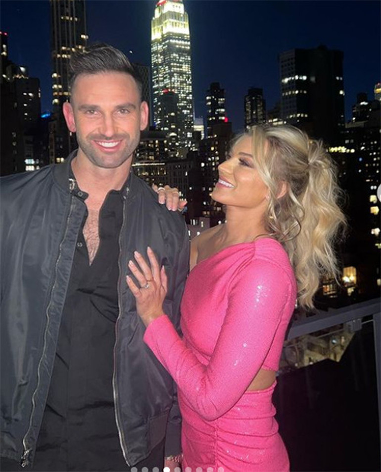 Ünlü çiftten şok ayrılık haberi... Düğüne iki ay kala nişanı attılar... Gelinliği bile dolapta asılı kaldı