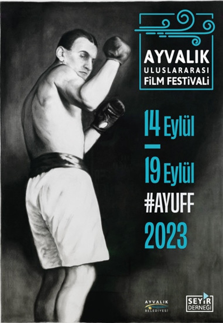 Ayvalık Uluslararası Film Festivali... Önde zeytin ağaçları arkasında festival