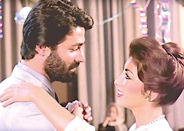 Ayvalık Uluslararası Film Festivali... Önde zeytin ağaçları arkasında festival