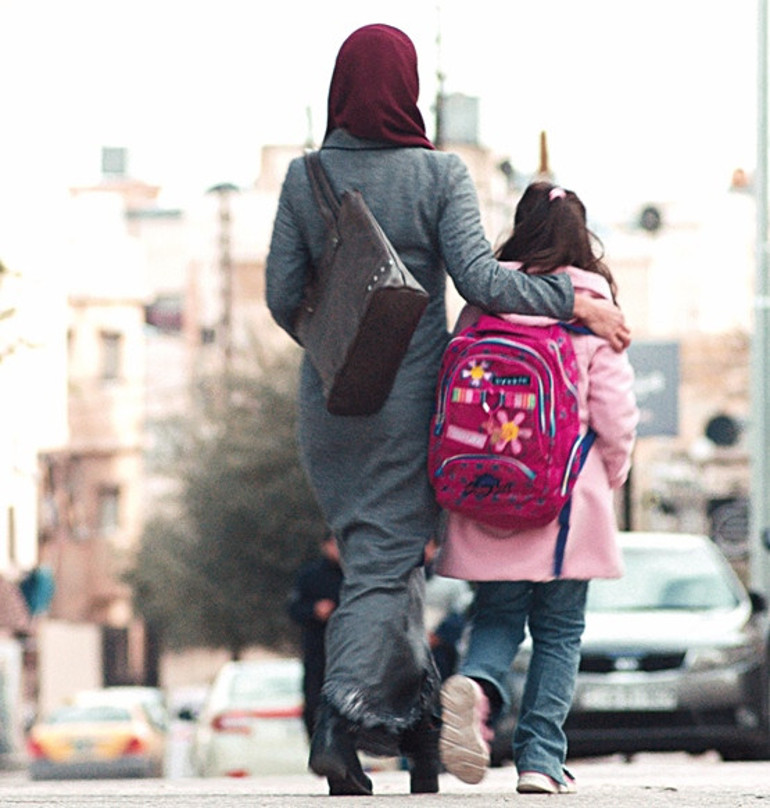 Ayvalık Uluslararası Film Festivali... Önde zeytin ağaçları arkasında festival