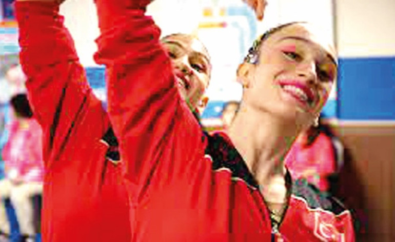 Ayvalık Uluslararası Film Festivali... Önde zeytin ağaçları arkasında festival